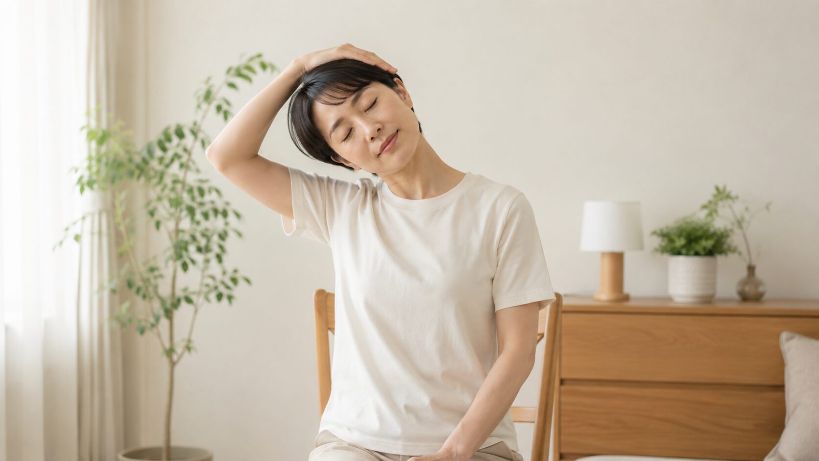 イスに座ってセルフケアをする様子