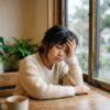 雨の日に頭痛でつらそうな小学生の女の子