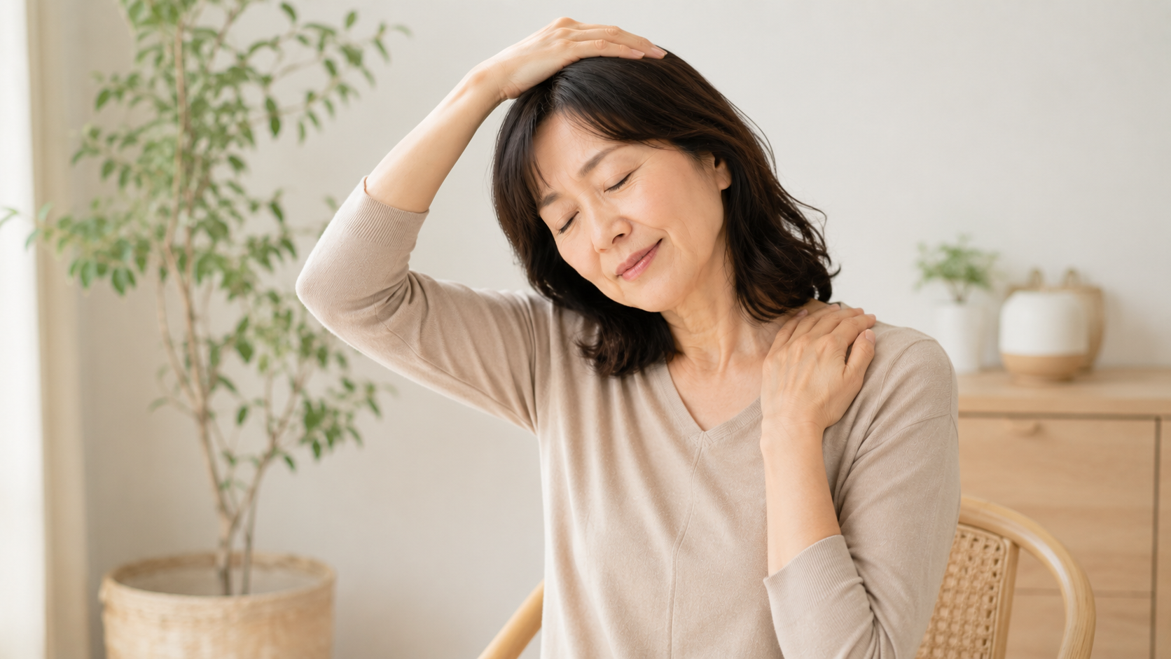 椅子に座ってセルフケアをする50代女性