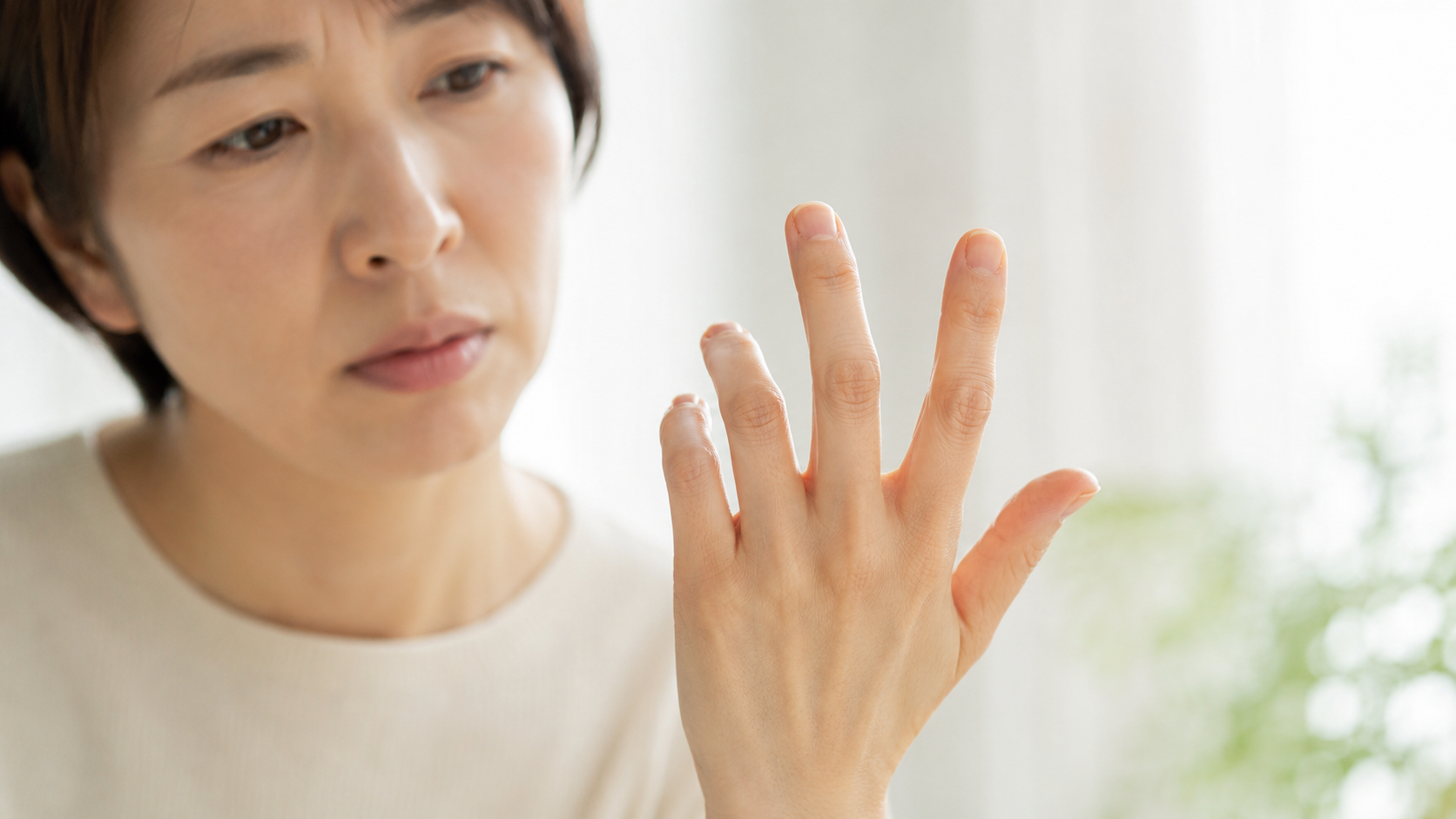 手を見ながらしびれを確認する人