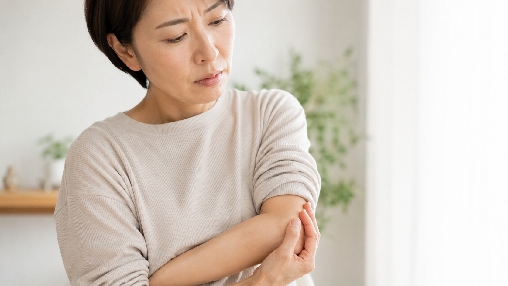 肘の内側を押さえている様子